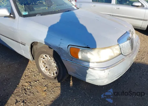 1999 Lincoln Town Car Signature z USA, uszkodzony, nr VIN 1LNFM82W2XY601285